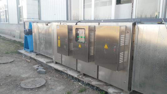 光解凈化設(shè)備 造紙廠制漿廢氣處理設(shè)備設(shè)計(jì)安裝利用UV光解凈化設(shè)備發(fā)出特制的高能UV紫外線光束照射惡臭氣體，裂解H2S、硫化物、VOC類、苯、甲苯、二甲苯的分子鏈結(jié)構(gòu)，使有機(jī)或無(wú)機(jī)高分子惡臭化合物分子鏈，在高能紫外線光束照射下，降解轉(zhuǎn)變成低分子化合物，如CO2、H2O等。利用高能UV光束裂解惡臭氣體中細(xì)菌的分子鍵，破壞細(xì)菌的核酸（DNA），再通過(guò)臭氧進(jìn)行氧化反應(yīng)，徹底達(dá)到脫臭及殺滅細(xì)菌的目的。