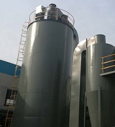 　含焦油霧滴的焦爐煤氣從電捕焦油器下部進入正六角邊蜂窩管，從器上部出來。蜂窩管設(shè)置為高壓非勻場電場，蜂窩管為正極(又稱為沉淀極)，蜂窩管中心設(shè)有導(dǎo)線(不銹鋼絲)為負極(又稱為電暈極)，煤氣分子在高壓電場的作用下發(fā)生電離，在電暈極周圍發(fā)生急劇碰撞，產(chǎn)生大量正、負離子，在電暈極以外只有負離子，因而是捕焦油器內(nèi)部大部分空間內(nèi)焦油霧滴變?yōu)閹ж撾娮拥馁|(zhì)點，向沉淀極移動，由于管壁與設(shè)備外殼接地，帶負電荷的焦油質(zhì)點到達管壁后放電沉淀于管壁上并集聚器底排出，從而達到除去煤氣中焦油霧滴的目的。