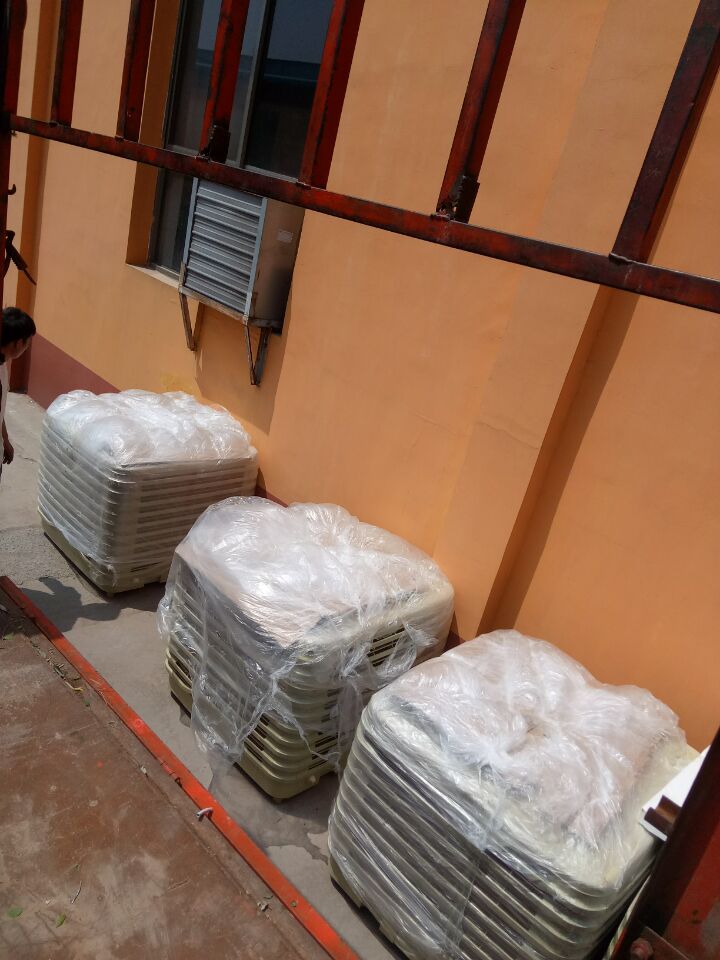 大型工廠降溫需要收益空調(diào)結(jié)合管道局部崗位送風 而一般大的廠房就可以用水風機整體降溫即可大型廠房面積大、有熱源，如何降溫？安裝環(huán)?？照{(diào)輸送大量涼爽鮮風進入車間；大量涼風中和車間內(nèi)溫，吹人吹設備效果更佳；百平方只需一度電，降溫同時還可改善異味；舒適的工作環(huán)境、大大提高員工生產(chǎn)效率。