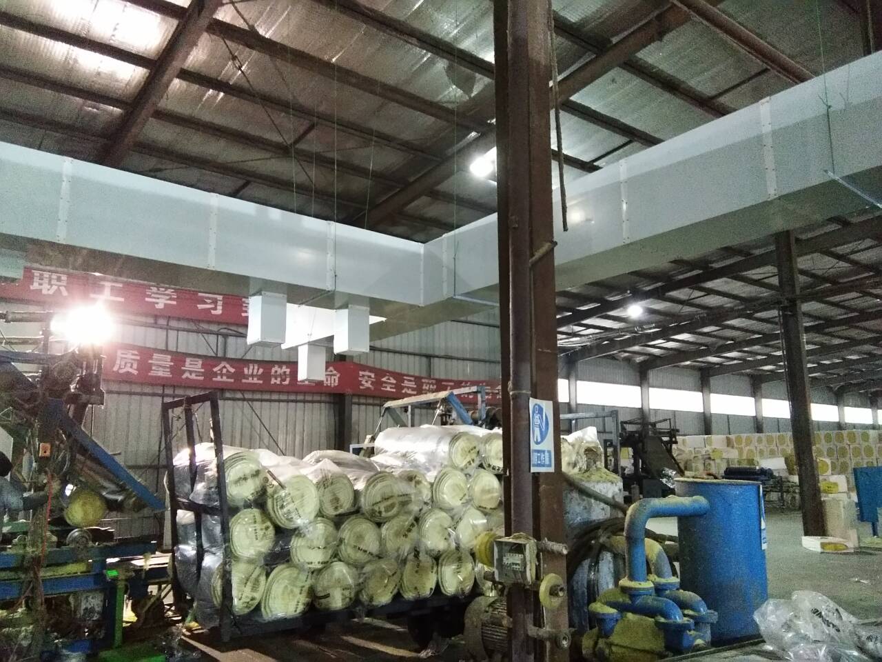 大型節(jié)能吊扇舒適的自然風(fēng)解決了以下問題  1、物流園多為鋼結(jié)構(gòu)現(xiàn)場(chǎng)，到了夏天，室內(nèi)溫度比室外溫度高！  2、工作場(chǎng)所面積大的空氣不流通等，員工的工作環(huán)境普遍不好，工作效率低，有時(shí)會(huì)因悶熱而中暑。  3、工廠工作環(huán)境差，員工流動(dòng)性大，企業(yè)人工費(fèi)增加。  4、物流現(xiàn)場(chǎng)、倉(cāng)庫(kù)面積大，員工分散，主要用于堆積貨物，降溫?fù)Q氣設(shè)備難以選擇！