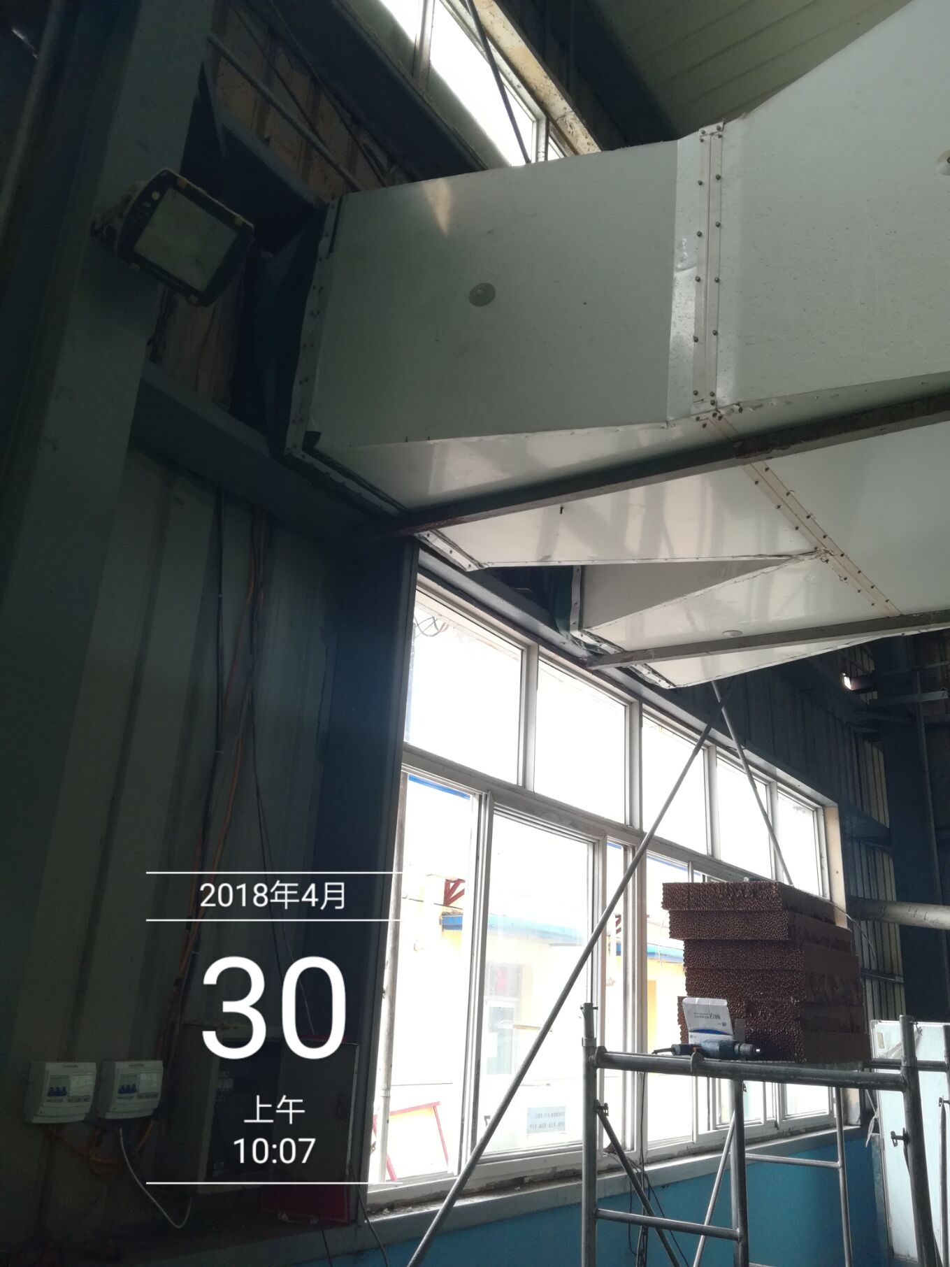 車(chē)間降溫_有關(guān)車(chē)間降溫設(shè)備方案高溫廠房車(chē)間怎么快速通風(fēng)降溫