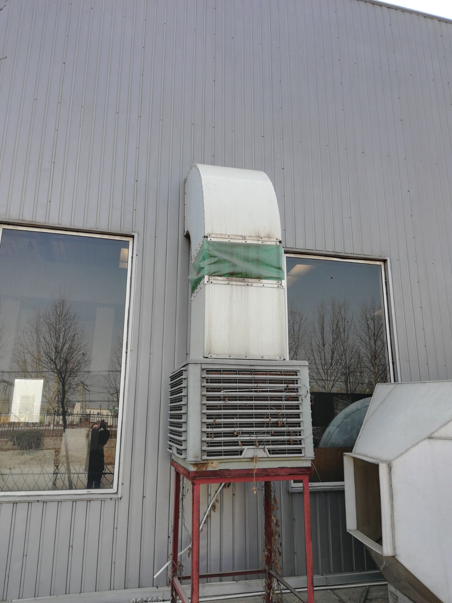 水簾風機安裝在車間等密閉大型工廠，作為抽風換氣用；與濕簾搭配，安裝于車間內(nèi)迅速降溫，同時具有一定的濕度；放在地上或者掛在空中，使用在大型車間，作為排風扇使用，通常情況下1000平左右的大型空間，四臺風機即可達到滿屋通風降溫的效果。 負壓風機是運用空氣對流，負壓換氣的原理來設(shè)計，安裝在通風不良的對向，可以將室內(nèi)停滯不重的熱氣、異味、烏煙、穢氣，在較短的時間內(nèi)迅速排出室外，使室內(nèi)溫度降低到與室外溫度相同，卻能感覺到比室外更涼爽。