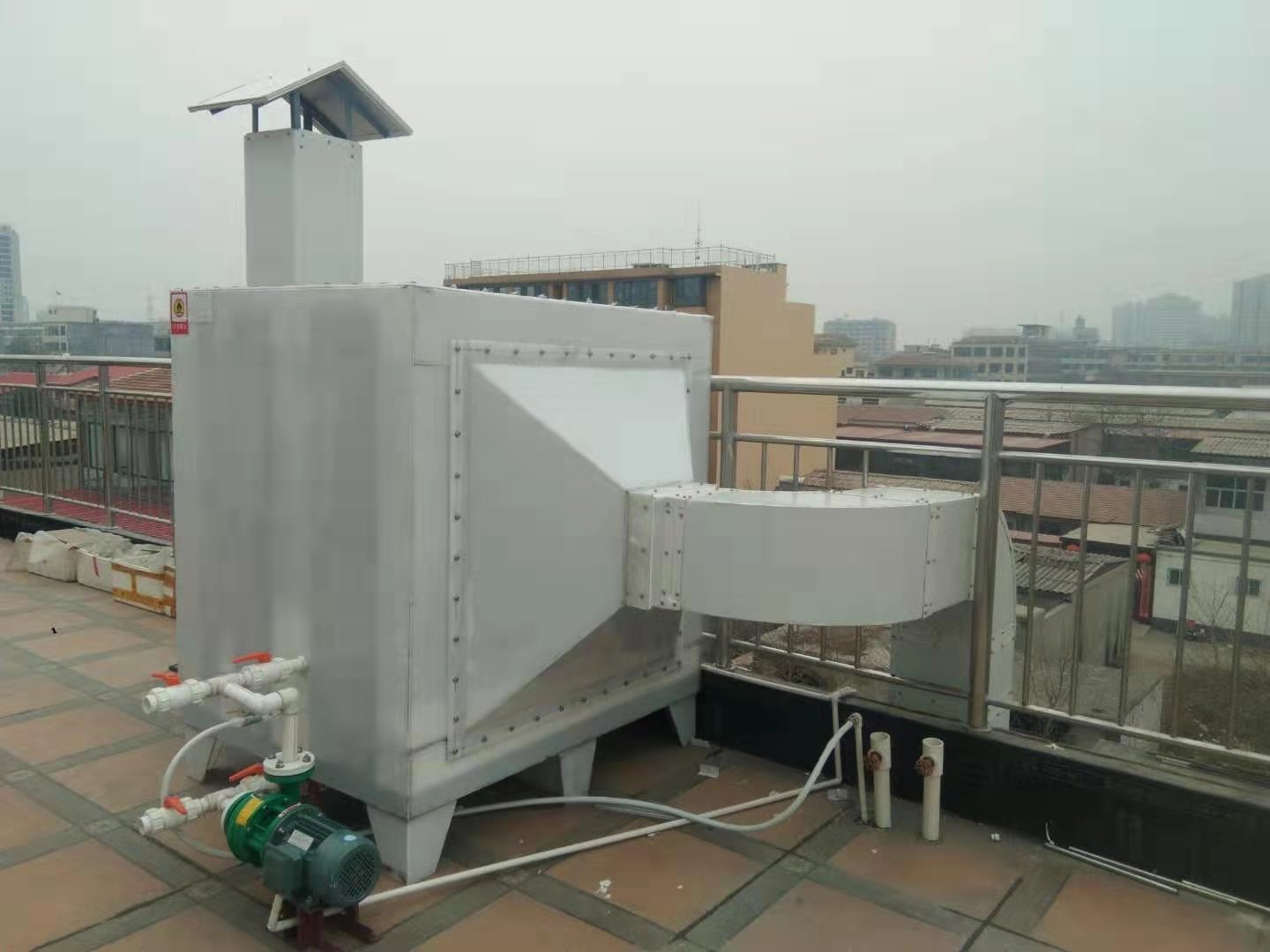 電線電纜廠廢氣異味處理采用設(shè)備方案，活性炭吸附塔,是一種經(jīng)濟實用型有機廢氣的凈化與治理裝置;是一種廢氣過濾吸附異味的環(huán)保設(shè)備產(chǎn)品。