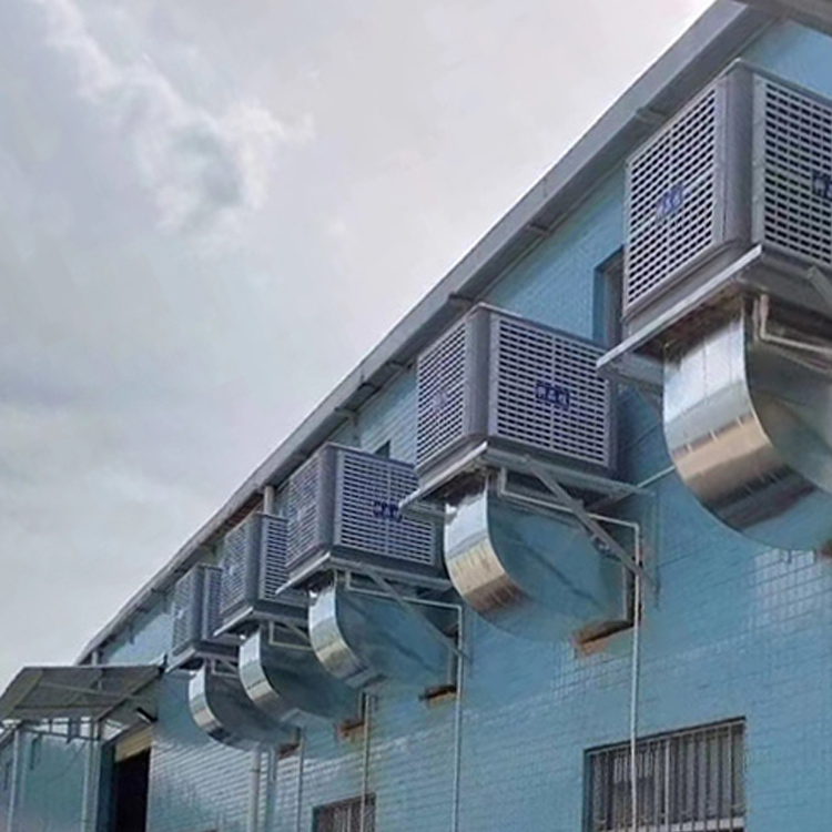 工位降溫采用水簾冷風空調(diào)，利用水的原理，歷經(jīng)蜂巢狀降溫水簾紙，根據(jù)管路做到工位降溫。